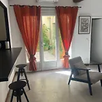 Appartement Intra Muros Avec Cour Privee